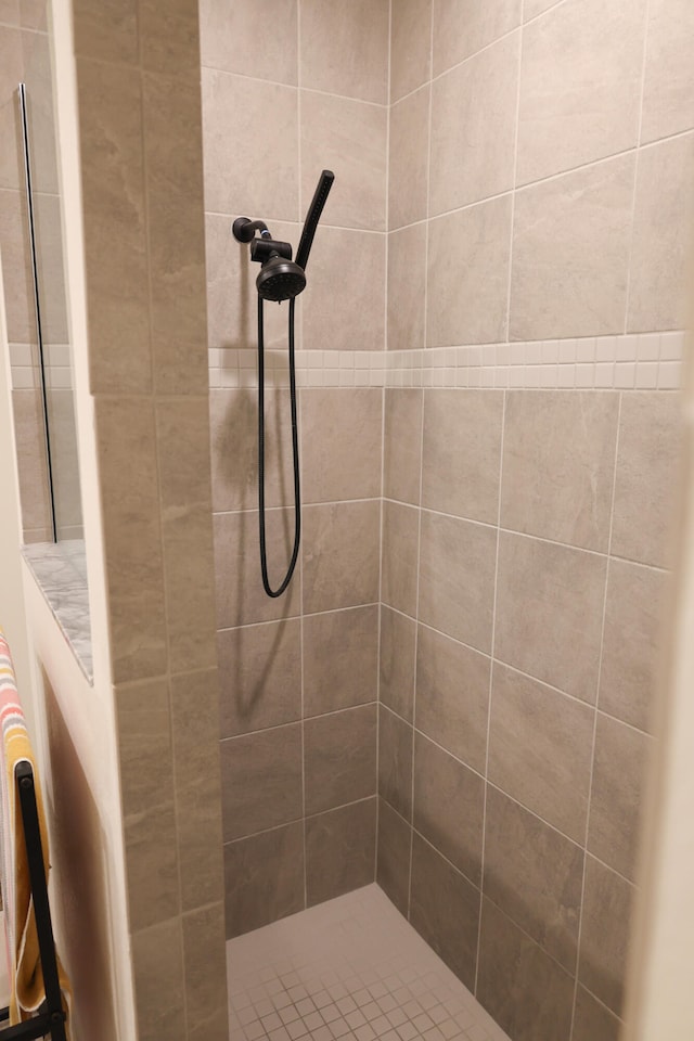 bathroom featuring a tile shower