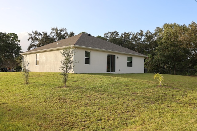 back of house featuring a lawn