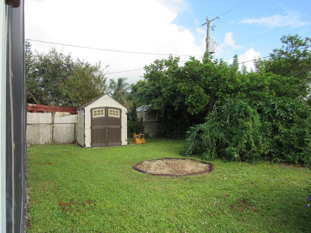 view of yard with a shed