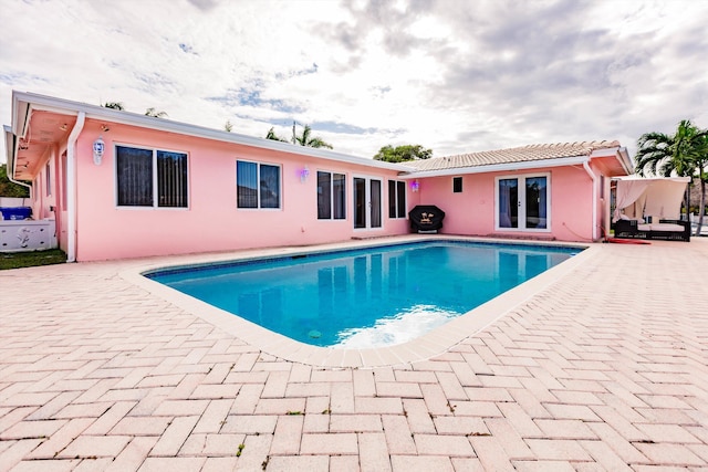 view of swimming pool featuring a patio