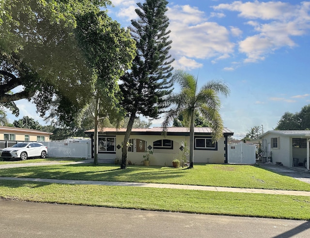 view of front of home featuring a front lawn