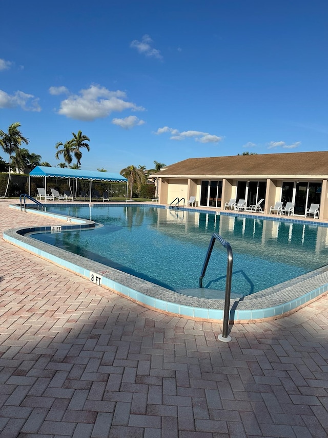 view of swimming pool