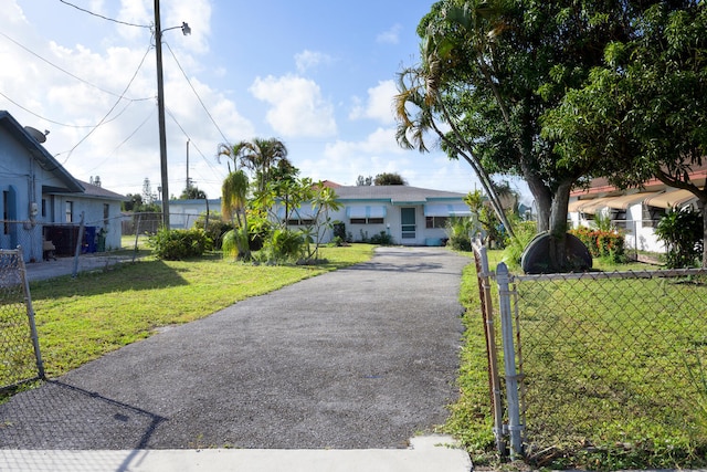 view of front of house featuring a front yard