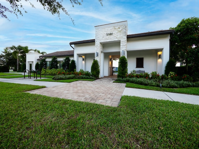 view of front of home featuring a front lawn