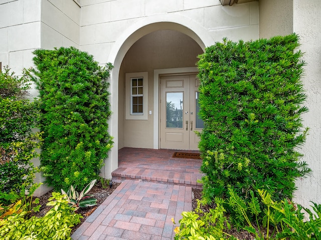 property entrance with covered porch