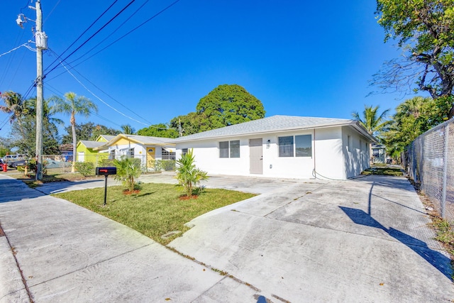 single story home featuring a front yard