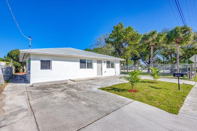 single story home with a front yard