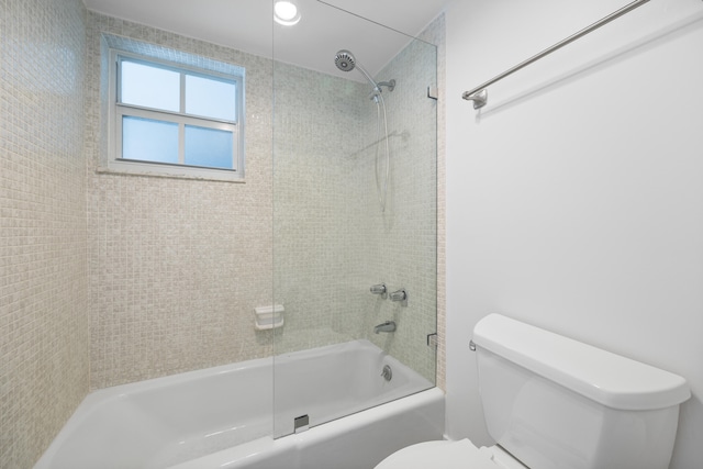 bathroom with tiled shower / bath and toilet