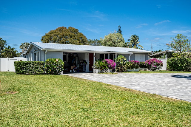 ranch-style home featuring a front lawn