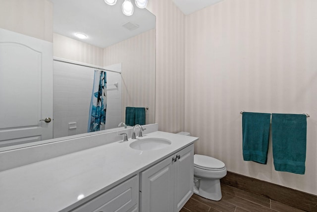 full bathroom featuring visible vents, toilet, a shower with curtain, wood finished floors, and vanity