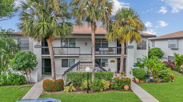 view of front facade featuring a front yard