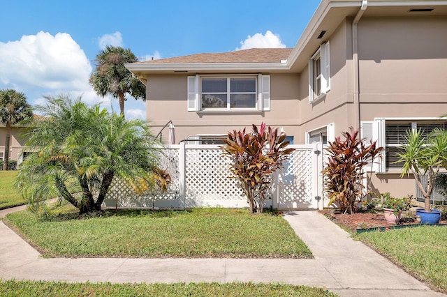 view of front of home featuring a front yard