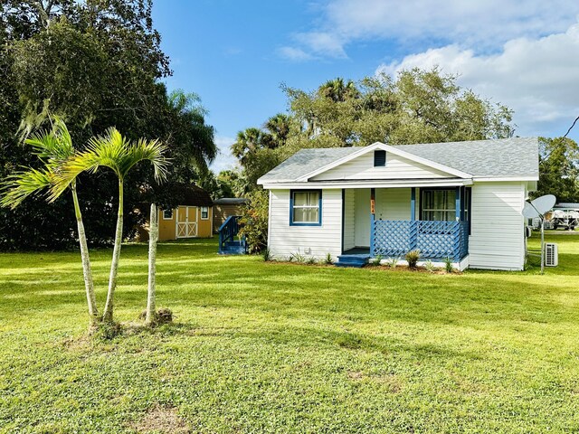 bungalow with a front lawn and covered porch