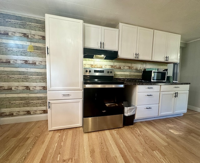 kitchen with stainless steel appliances, under cabinet range hood, baseboards, light wood-style floors, and white cabinets