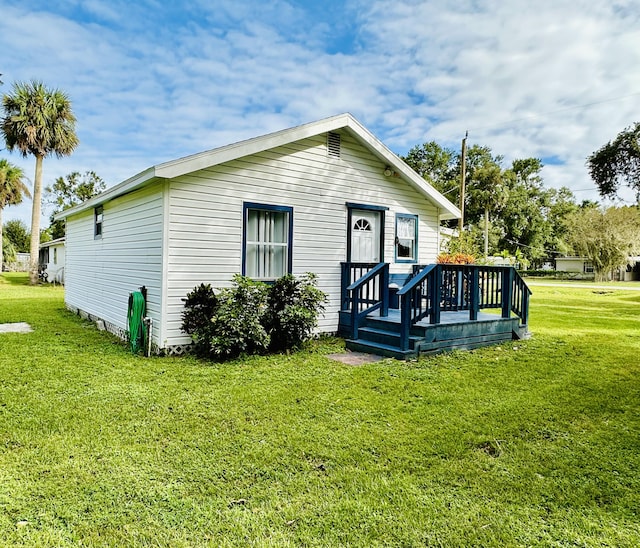 view of front facade with a front yard