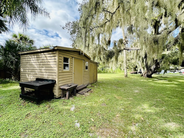 view of yard featuring an outbuilding