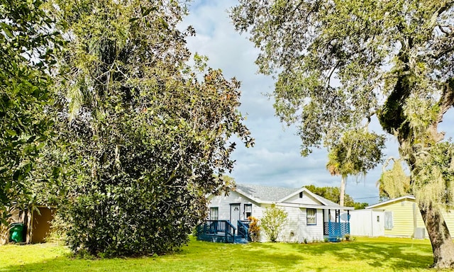 back of house featuring a yard