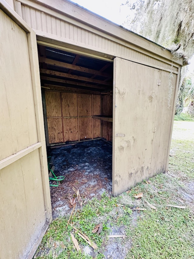view of outdoor structure featuring an outbuilding