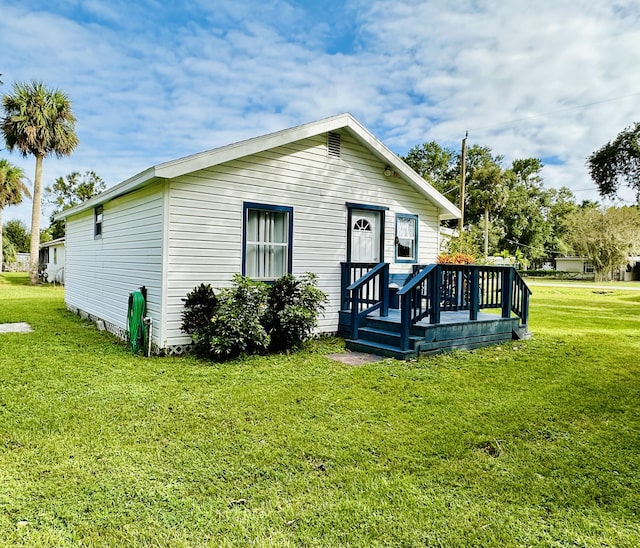 bungalow featuring a front yard