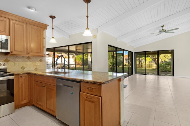 kitchen with sink, appliances with stainless steel finishes, hanging light fixtures, tasteful backsplash, and kitchen peninsula