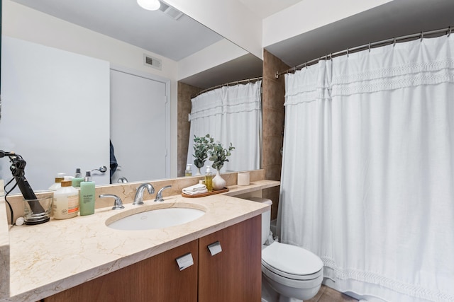 bathroom with toilet, a shower with curtain, and vanity