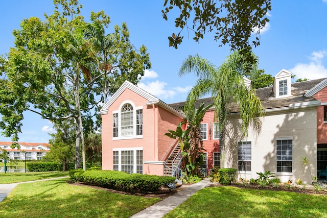 view of front facade featuring a front yard