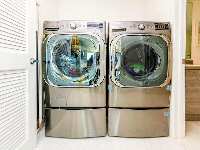 laundry room featuring washing machine and clothes dryer