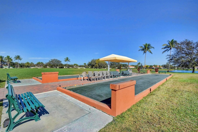 view of swimming pool featuring a yard