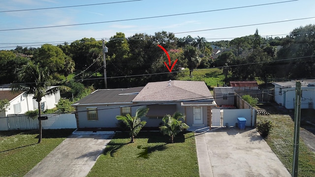 view of front of home with a front lawn