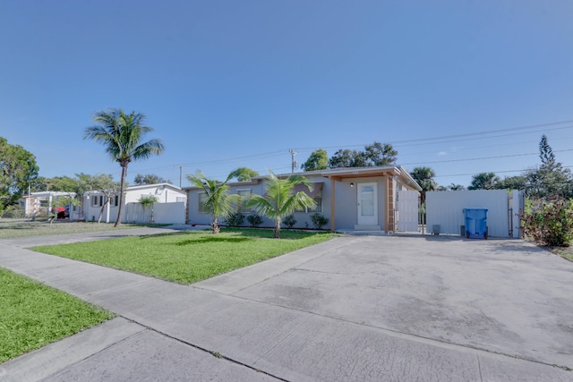 single story home featuring a front yard