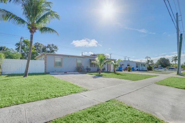 single story home featuring a front lawn