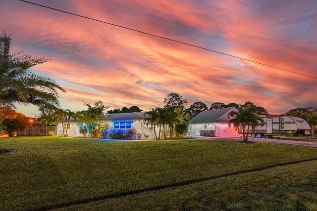 view of front of house featuring a lawn