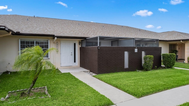 single story home featuring a front lawn