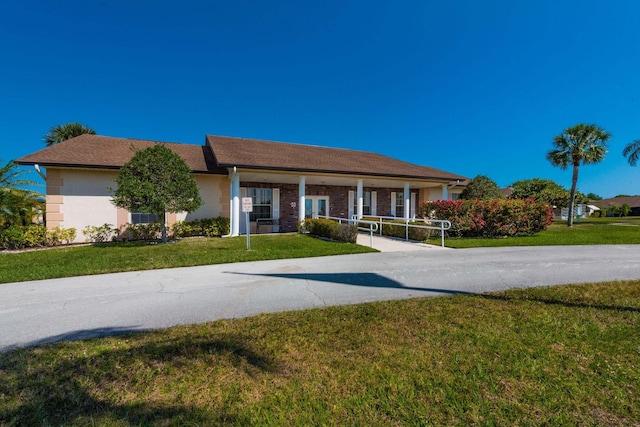 ranch-style home featuring a front lawn