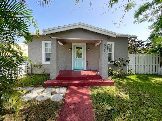 view of front of home featuring a front yard