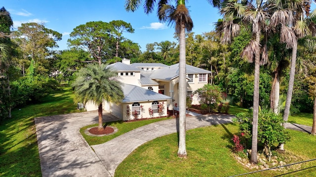 view of front facade featuring a front yard and a garage