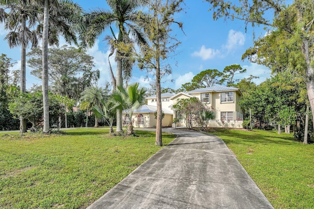 view of front facade featuring a front lawn