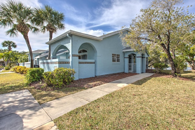 view of front of property featuring a front lawn