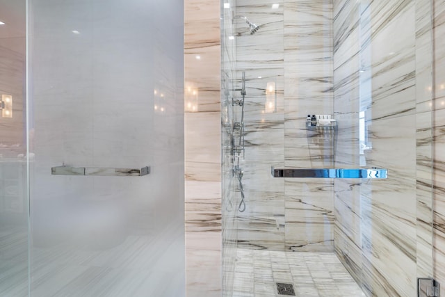 bathroom featuring a tile shower