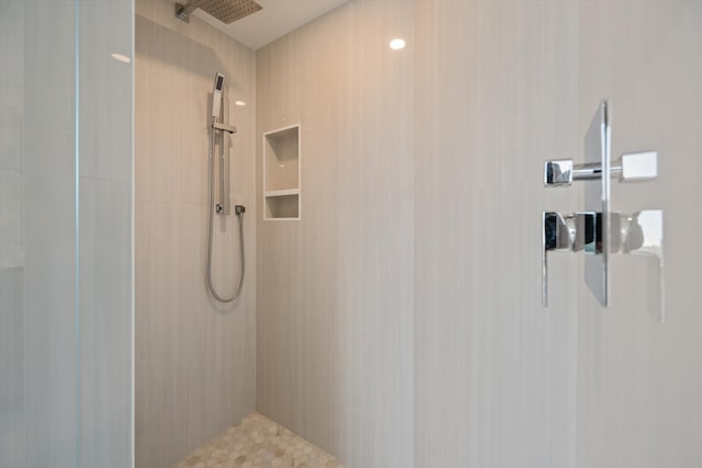 bathroom featuring a tile shower