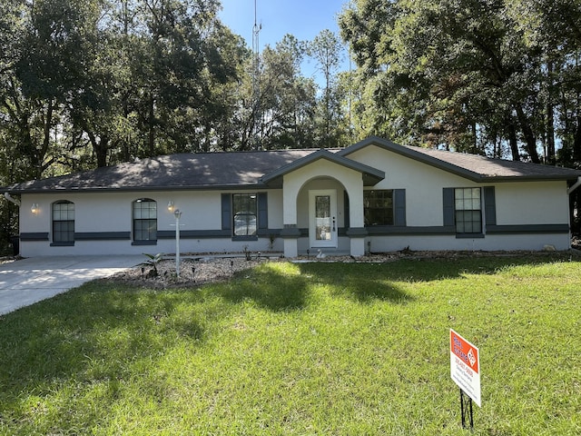 ranch-style home featuring a front lawn