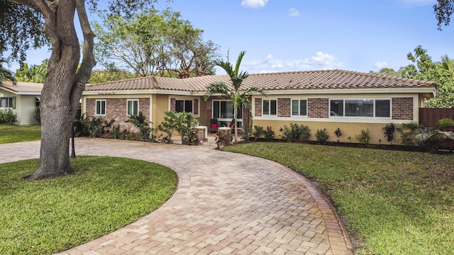 ranch-style house featuring a front yard