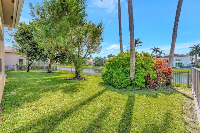 view of yard featuring a water view