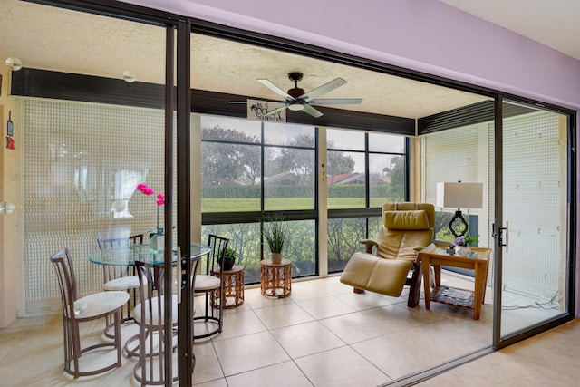 sunroom with ceiling fan