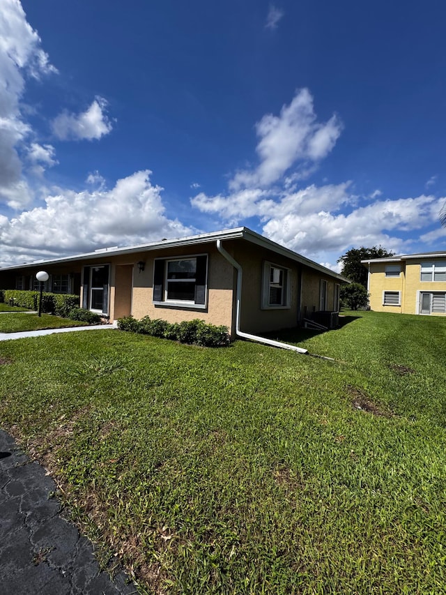 single story home featuring a front lawn