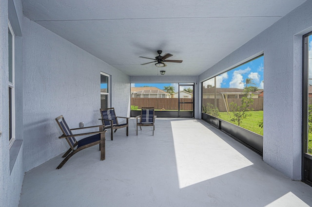 sunroom with ceiling fan