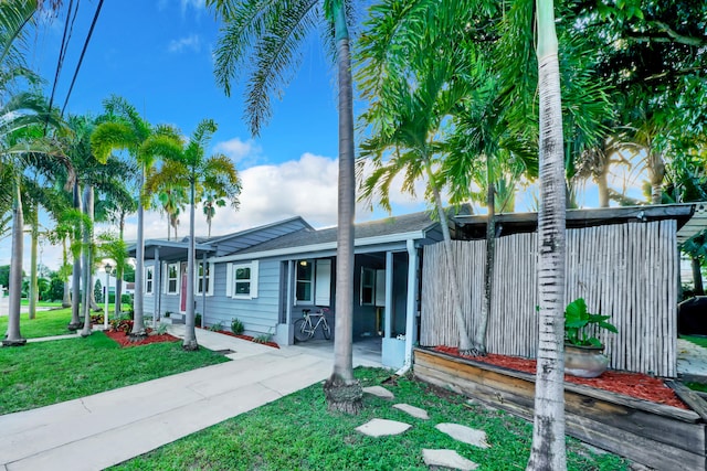 single story home featuring a front lawn