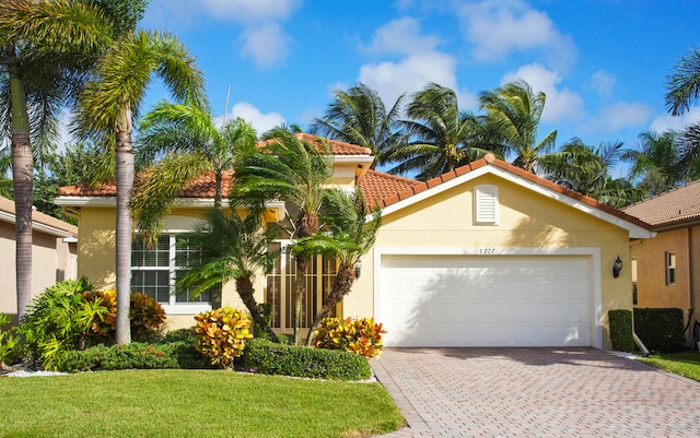 view of front of house featuring a garage and a front yard