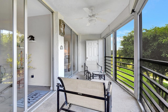 sunroom with ceiling fan