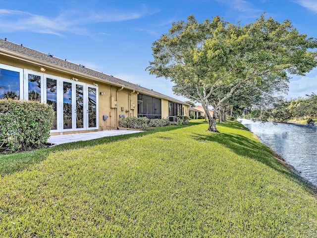 view of yard featuring a water view